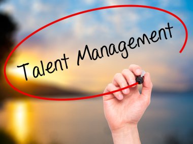 Adam el yetenek yönetimi ile siyah kalemi görsel s yazma.