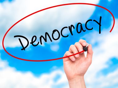 Adam el demokrasi ile siyah kalemi görsel ekranda yazma.