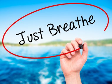 Adam el nefes ile siyah kalemi görsel ekranda yazma