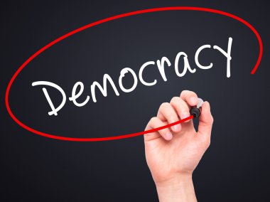 Adam el demokrasi ile siyah kalemi görsel ekranda yazma.