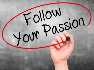 Adam el Your Passion takip ile siyah kalemi görsel üzerinde yazılı.