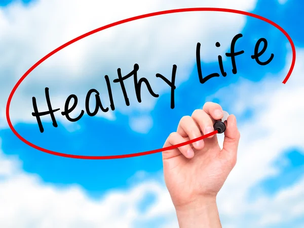 Man Hand writing Healthy Life marcador negro en la pantalla visual — Foto de Stock