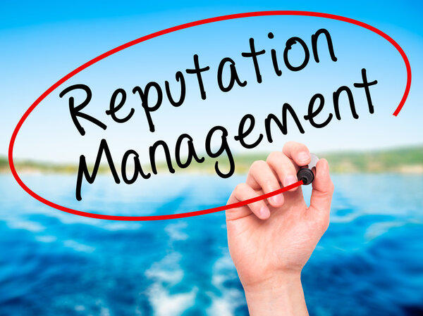 Человек, пишущий Reputation Management с черным маркером на визу
