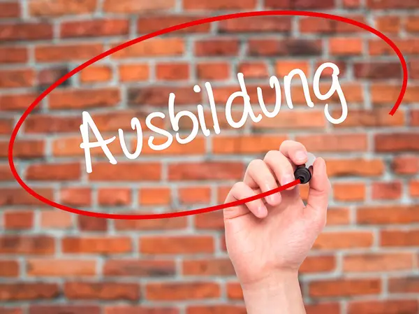 Man Hand schrijven Ausbildung (onderwijs in Duits) met zwarte mar — Stockfoto