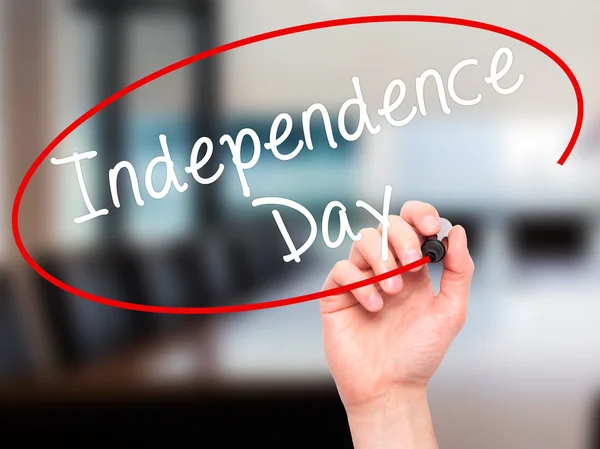 Férfi kézi írás függetlenség napja-val fekete darabjelző-a vizuális sc — Stock Fotó
