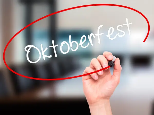 Człowiek w zapasie pismo Oktoberfest z czarnego markera na wizualne ekranie — Zdjęcie stockowe