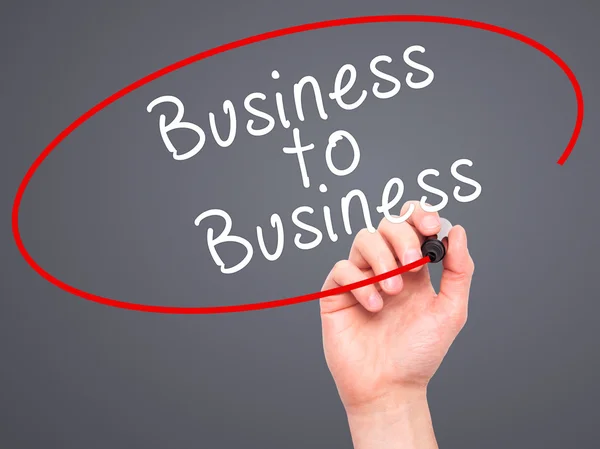 Homem Mão escrevendo Negócios para Negócios com marcador preto em visua — Fotografia de Stock