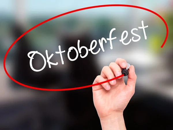 Muž ruční psaní Oktoberfest černým fixem na vizuální displej — Stock fotografie