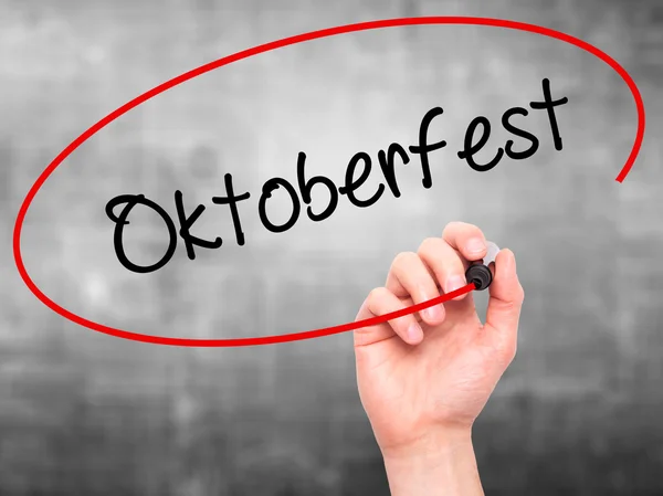 Uomo Scrittura a mano Oktoberfest con pennarello nero sullo schermo visivo — Foto Stock