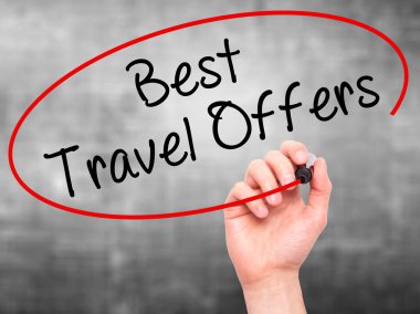 En iyi seyahat sunuyor siyah kalemi ile görsel üzerinde yazılı adam el