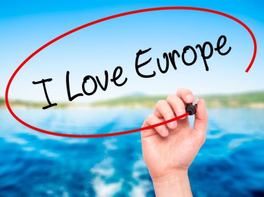 Adam el yazma ben aşk Avrupa ile siyah kalemi görsel dağ eteğindeki taş yığını üzerinde