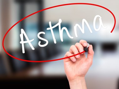 Adam el astım ile siyah kalemi görsel ekranda yazma.