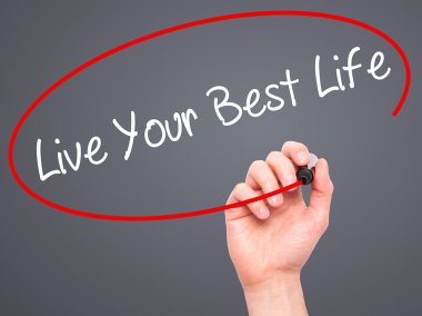 Adam el Live Your Life en iyi siyah kalemi ile görsel üzerinde yazılı.