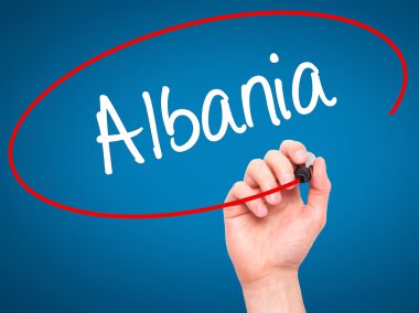 Adam el Arnavutluk ile siyah kalemi görsel ekranda yazma.