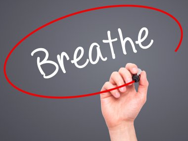 Adam el nefes ile siyah kalemi görsel ekranda yazma.