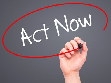 Adam elini hareket Şimdi görsel ekranda siyah kalemi ile yazma