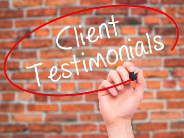 Adam el Müşteri Testimonials siyah kalemi ile görsel üzerinde yazılı.