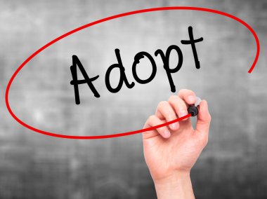 Adam el Adopt siyah kalemi ile görsel ekranda yazma.