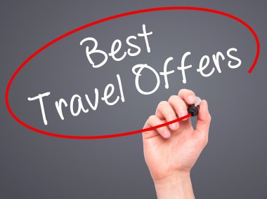 En iyi seyahat sunuyor siyah kalemi ile görsel üzerinde yazılı adam el