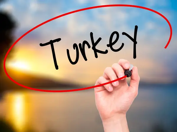 Человек рукой пишет Турция с черным маркером на визуальном экране — стоковое фото