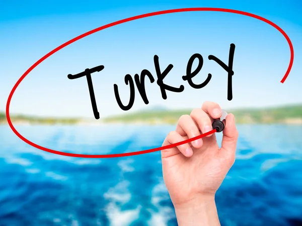 Человек рукой пишет Турция с черным маркером на визуальном экране — стоковое фото