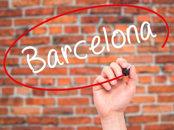 Ręką człowieka pisanie Barcelony z czarnego markera na wizualne ekranie — Zdjęcie stockowe
