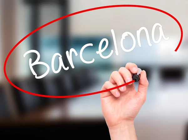 Adam el Barcelona ile siyah kalemi görsel ekranda yazma. — Stok fotoğraf