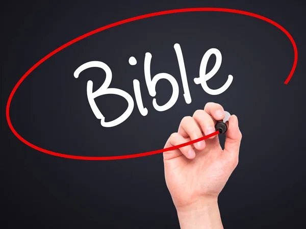 Homem Escrita à mão Bíblia com marcador preto na tela visual — Fotografia de Stock