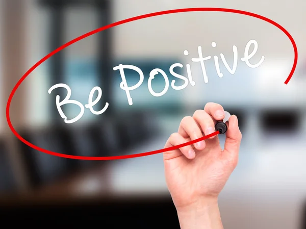 Man Hand schrijven worden positieve met zwarte marker op visuele scherm — Stockfoto