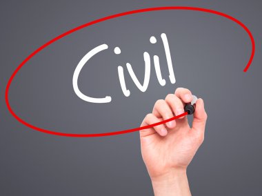 Adam el sivil siyah kalemi ile görsel ekranda yazma.