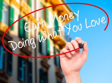 Adam el ile siyah marke kazanmak para yapıyor What You Love yazma