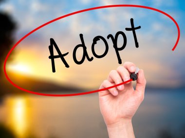 Adam el Adopt siyah kalemi ile görsel ekranda yazma.