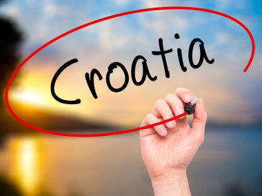 Adam el Hırvatistan ile siyah kalemi görsel ekranda yazma.