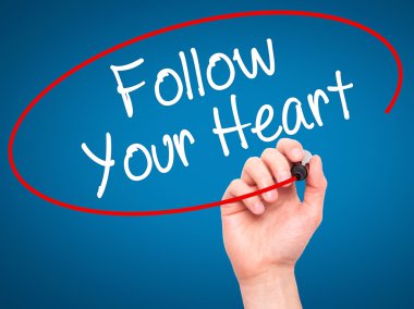 Adam el izleyin Your Heart siyah kalemi ile görsel s yazma.