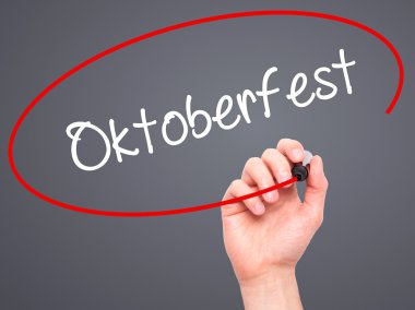 Adam el Oktoberfest siyah kalemi ile görsel ekranda yazma.