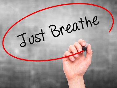 Adam el nefes ile siyah kalemi görsel ekranda yazma