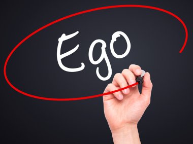 Adam el yazma ego ile siyah kalemi görsel ekranda
