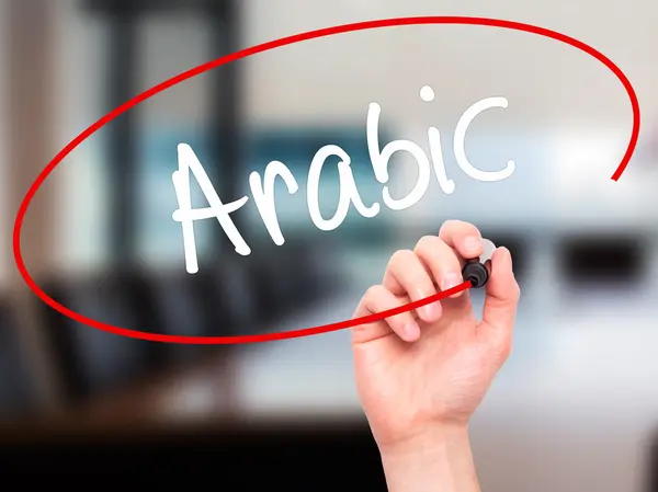 영상 화면에 검은색 표시와 함께 아랍어를 쓰는 사람 손 — 스톡 사진