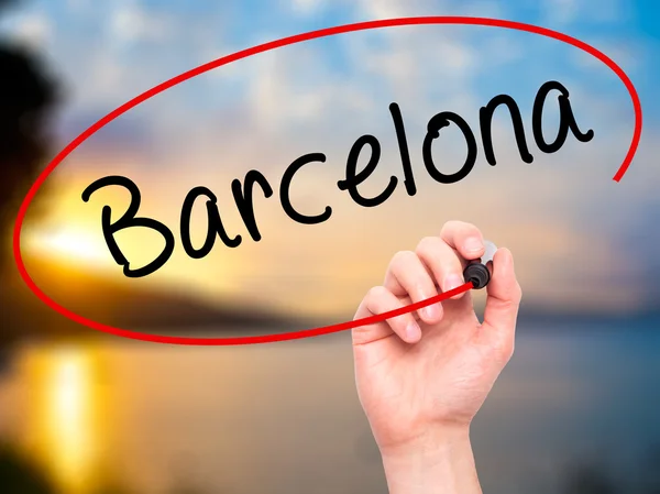Man Hand escrever Barcelona com marcador preto na tela visual — Fotografia de Stock