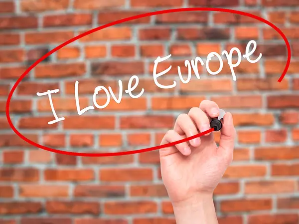 Uomo Scrittura a mano I Love Europe con pennarello nero su ghiaione visivo — Foto Stock