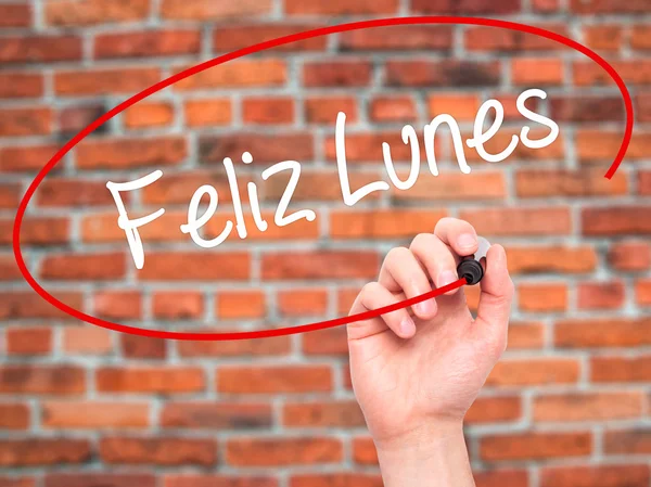 Человек, пишущий Feliz Lunes ("Счастливый понедельник" на испанском языке) с блаком — стоковое фото