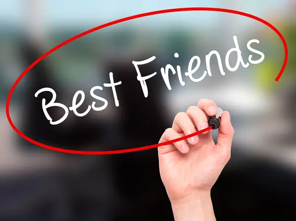 Man Hand menulis Best Friends dengan penanda hitam pada layar visual — Stok Foto