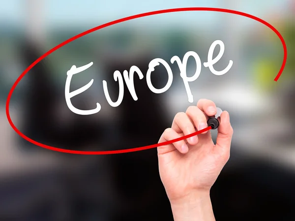 남자 손 영상 화면에 검은색 표시와 함께 유럽을 작성 — 스톡 사진