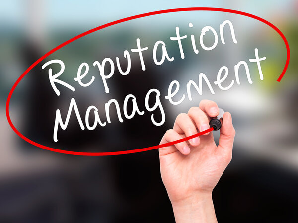 Человек, пишущий Reputation Management с черным маркером на визу
