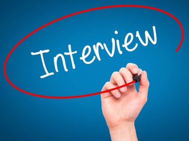 Adam el röportaj ile siyah kalemi görsel ekranda yazma.