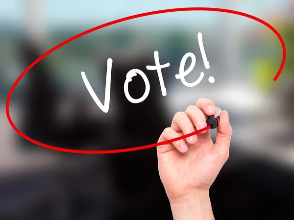 Man Hand skriva omröstning! med svart markering på visuella skärm — Stockfoto