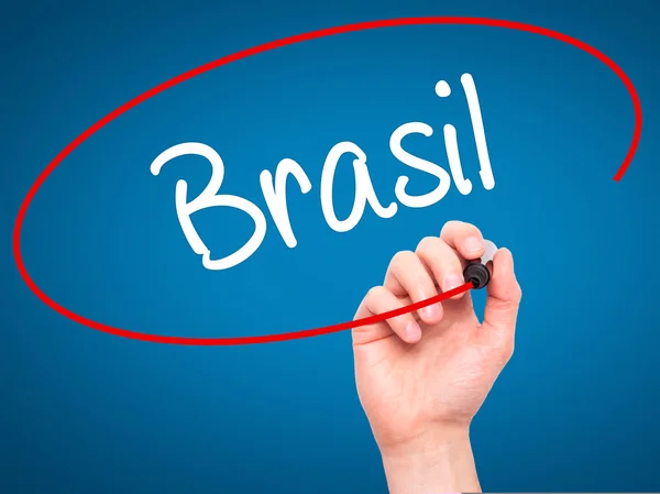 Man Hand writing Brasil (Brasil) com marca preta — Fotografia de Stock