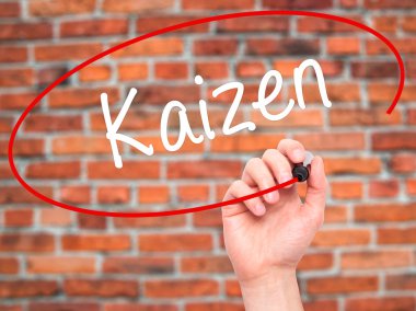 Adam el Kaizen siyah kalemi ile görsel ekranda yazma.