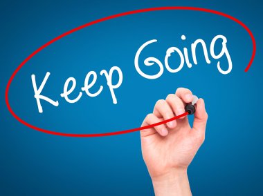 Adam el ile siyah kalemi görsel ekranda yazmaya devam