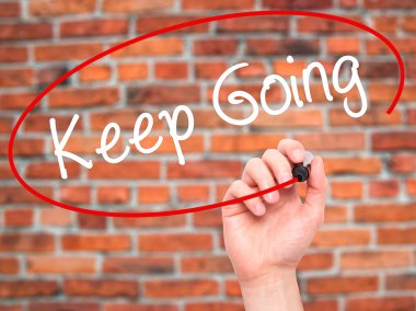 Adam el ile siyah kalemi görsel ekranda yazmaya devam